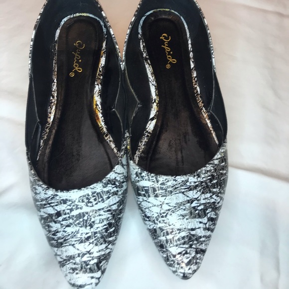 Black and white pointed flats - Picture 1 of 4